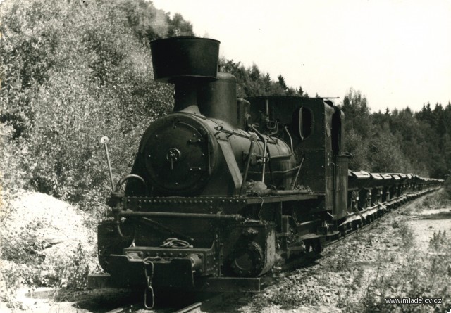 Fotografie Příjezd dlouhého vlaku prázdných vozů do stanice Hřebeč.