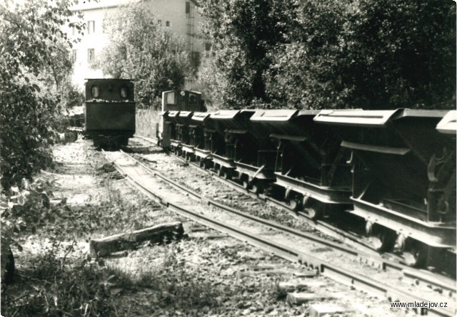 Fotografie Na Hřebči si parní lokomotiva najela na připravenou soupravu ložených vozů, zatímco prázdné vozy si převzala motorová lokomotiva BNE 50.