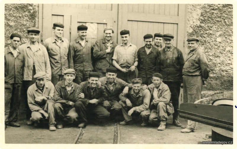 Fotografie Vítězslav Odehnal, jemuž vděčíme za tyto fotografie, pracoval v&nbsp;šamotovém závodě od roku 1955. Na fotografii před vraty do mladějovské dílny stojí jako pátý zprava.