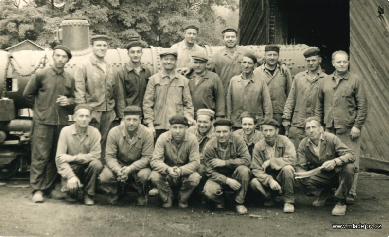 Fotografie Skupinová fotografie z&nbsp;roku 1955 nebo 1956. Na snímku před kotlem parní lokomotivy č. 1 stojí Vítězslav Odehnal jako třetí zleva.