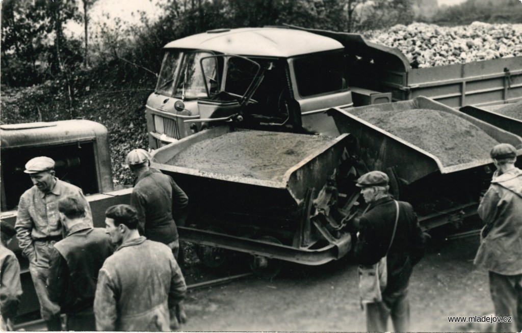 Fotografie Bonus z&nbsp;archivu na závěr – střetnutí vlaku s&nbsp;nákladním automobilem, pravděpodobně při posunu na Hřebči.