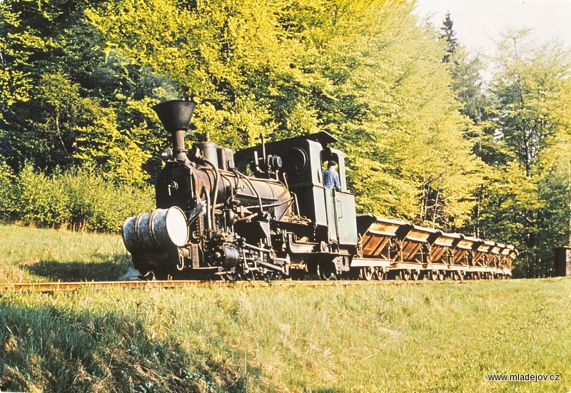 Fotografie Na Vekslu, kde po třech kilometrech stoupání začíná téměř vodorovný úsek, se soupravy zpravidla spojovaly a pokračovaly dál s&nbsp;jedinou parní lokomotivou.