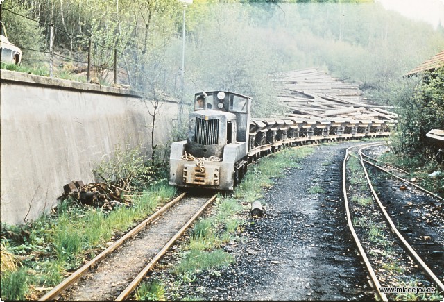 Fotografie Dieselelektrická lokomotiva BNE 50 posunuje na Hřebči s&nbsp;prázdnými vozy směrem k&nbsp;násypkám.