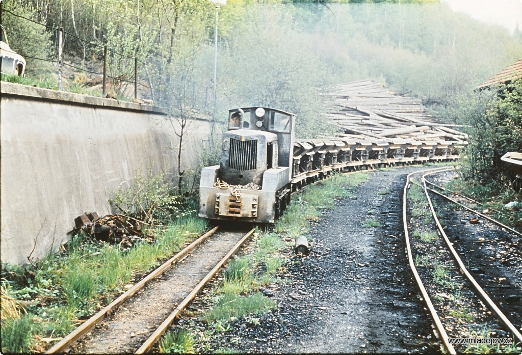 Fotografie Dieselelektrická lokomotiva BNE 50 posunuje na Hřebči s&nbsp;prázdnými vozy směrem k&nbsp;násypkám.