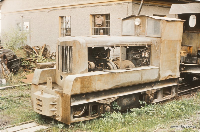 Fotografie Poslední snímek zachycuje dieselelektrickou lokomotivu typu BNE 50 v&nbsp;Mladějově u&nbsp;ještě neexistující budovy svařovny. Za ní je odpojený tendr parní lokomotivy č. 5, na které právě probíhala oprava.