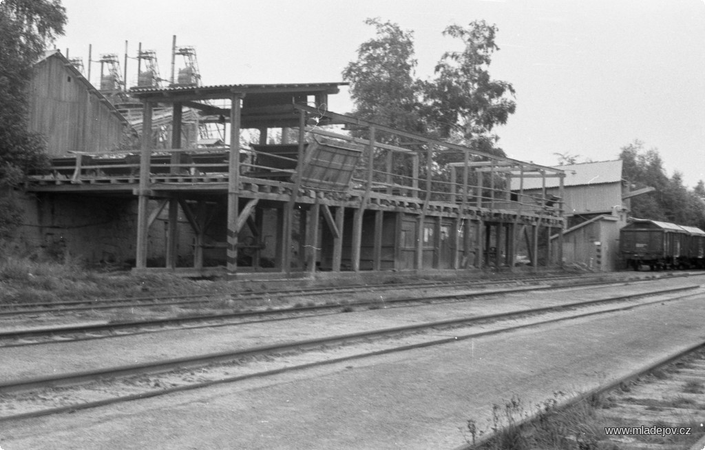 Fotografie První pohled po vystoupení z&nbsp;vlaku směřoval rovnou na dominantu mladějovského nádraží, tedy na nakládací rampu. Zde se překládal vypálený materiál na normálněrozchodné nákladní vozy, které jej poté dopravily do dalších závodů MŠLZ.