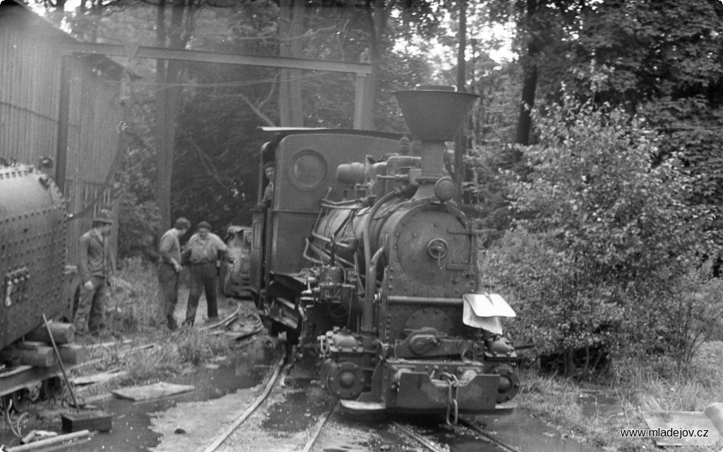 Fotografie Ihned za branou se připravovala na odjezd Jednička. Za ní je vidět lokomotiva BND 30 z&nbsp;dolů na Hřebči, v&nbsp;Mladějově pravděpodobně byla na větší opravě. Vlevo je vidět kotel z&nbsp;Pětky, později převezený do Českých Velenic na opravu.