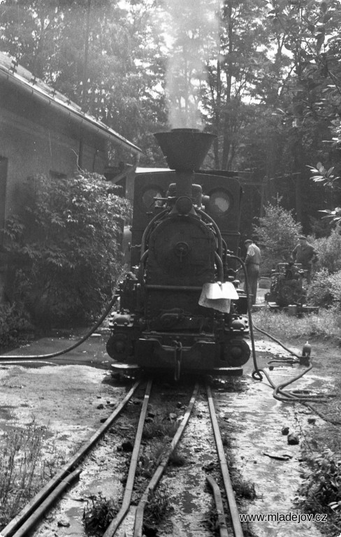 Fotografie A z&nbsp;lokomotivy je parní tlakový čistič, tuhle užitečnou vlastnost parních lokomotiv využíváme i dnes.