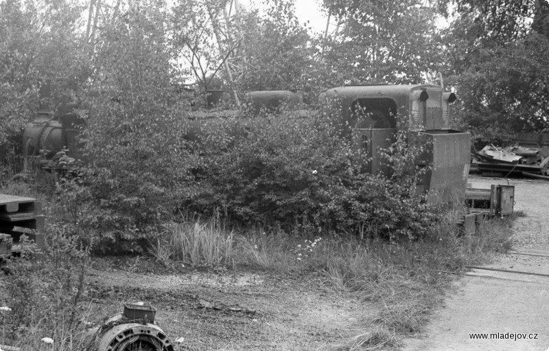 Fotografie Smutný pohled na „kolej smrti“. V&nbsp;houští v&nbsp;prostoru dnešní 3. koleje čeká na svůj další osud lokomotiva číslo 2 a za ní druhá Čtyřka, tedy BS 80.