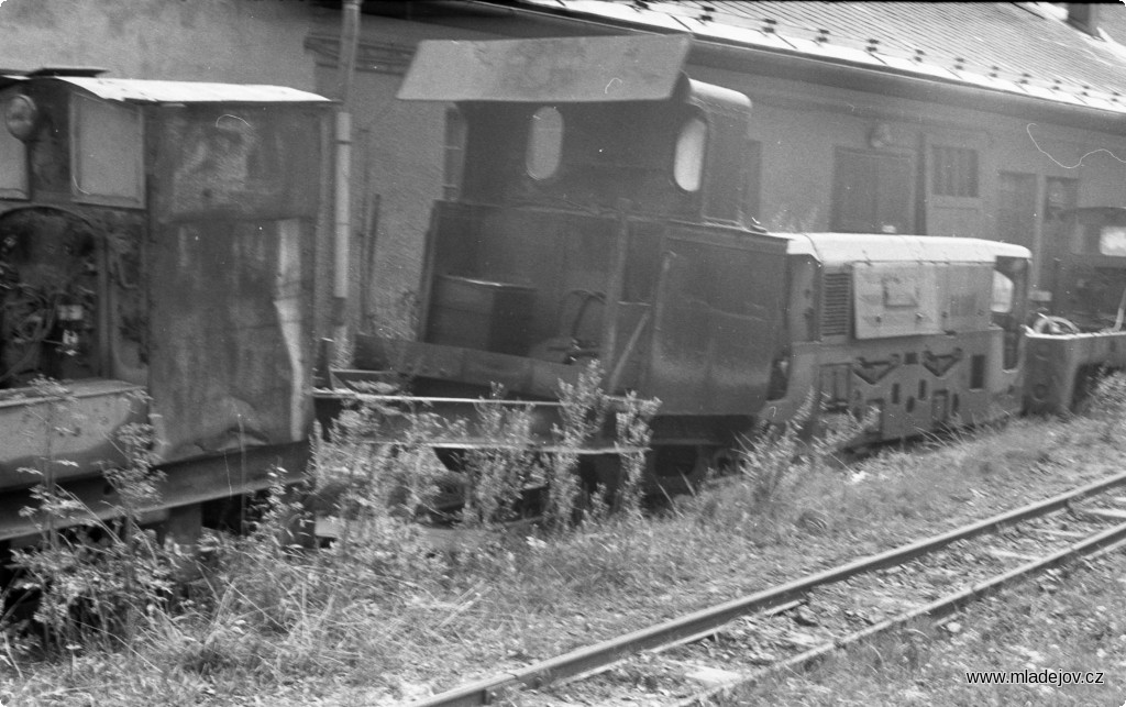 Fotografie Další pohled na dílenskou kolej před svařovnou. V&nbsp;řadě tu stojí zleva BNE 50, tendr Pětky, DH 70 D a BN-60 H.