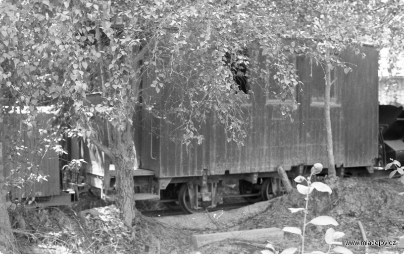 Fotografie Jediný osobní vůz dráhy, který kdy zde byl provozován před rokem 1995. Díky velkému štěstí se dochoval dodnes a po renovaci jej můžeme potkat na výletních vlacích.