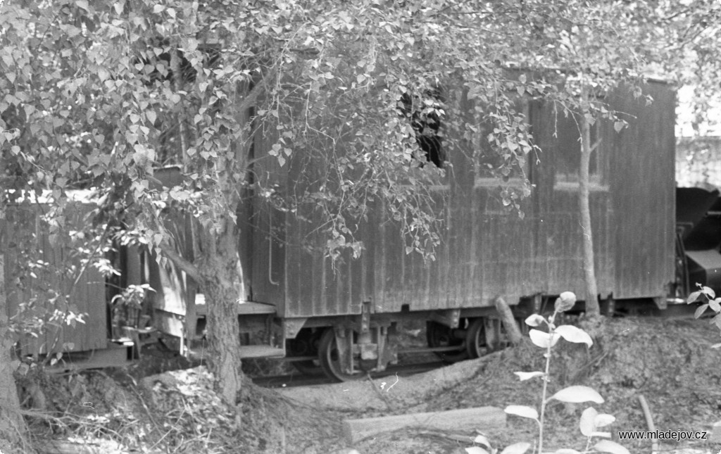 Fotografie Jediný osobní vůz dráhy, který kdy zde byl provozován před rokem 1995. Díky velkému štěstí se dochoval dodnes a po renovaci jej můžeme potkat na výletních vlacích.