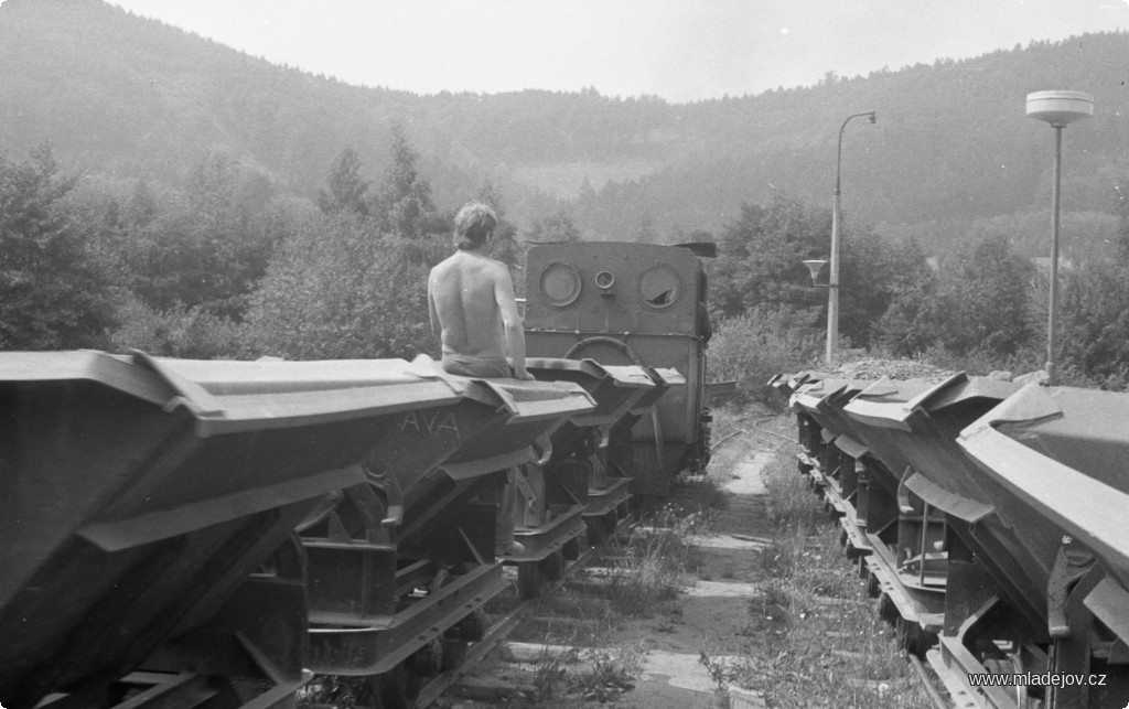 Fotografie Po zapřažení vyráží Jednička s&nbsp;prázdnými vozy do trati. Ještě počátkem 80. let vyjížděly z&nbsp;Mladějova dvě soupravy na Hřebeč a v&nbsp;odpoledních hodinách křižovaly na Nové Vsi.