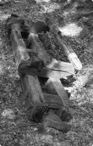 Fotografie Ještě jeden pohled podvozek dřevěného vozu, viditelné je uložení pro čepy výklopné korby, nýtované spřáhlo a mnoho dalších detailů.