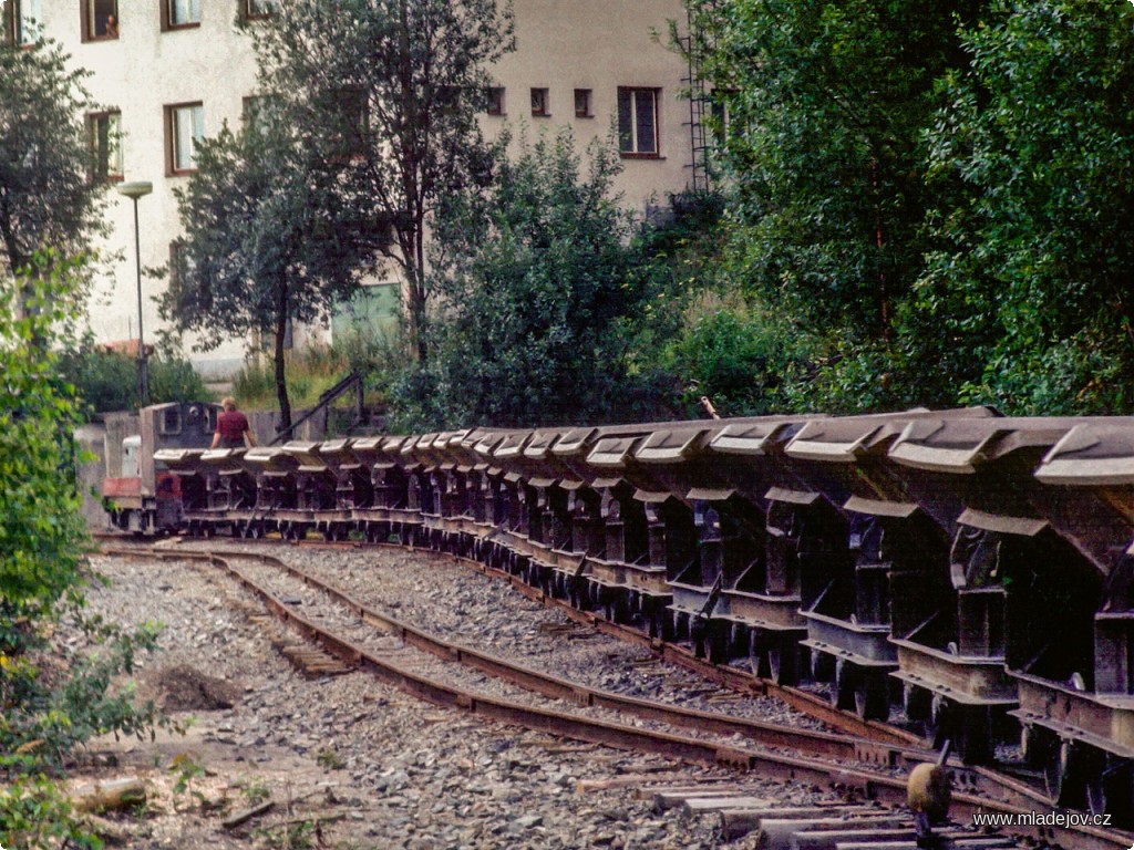 Fotografie Ty si pak převezme motorová lokomotiva BNE 50, aby je dovezla k&nbsp;násypce.