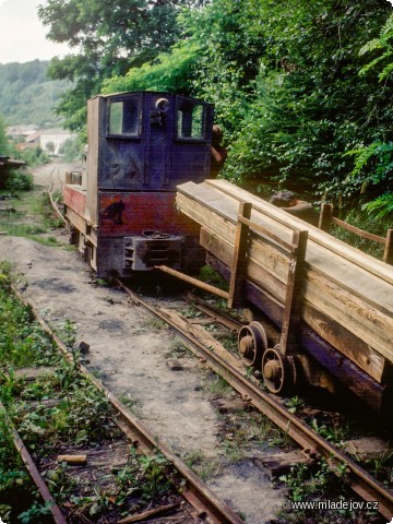 Fotografie Na denním pořádku jsou i převozy různého pomocného materiálu, bez dřeva se neobejde žádný důl.