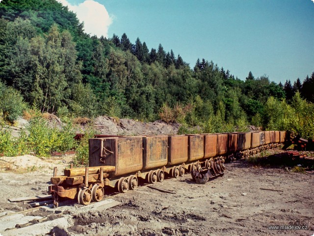 Fotografie Odstavená souprava JDV neboli jednotných důlních vozíků neboli huntů, kterých bylo pro těžbu k&nbsp;dispozici několik set.