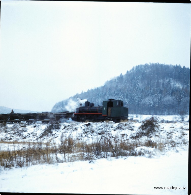 Fotografie Klesání nad areálem šamotky u&nbsp;polního přejezdu.