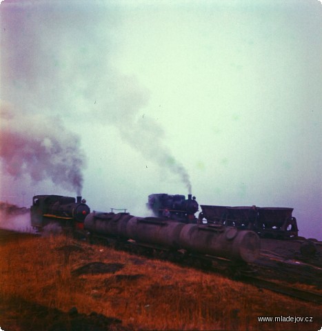 Fotografie Setkání lokomotiv č. 1 a 11. I jedenáctka se dožila až do dneška a nachází se v&nbsp;depozitáři NTM.