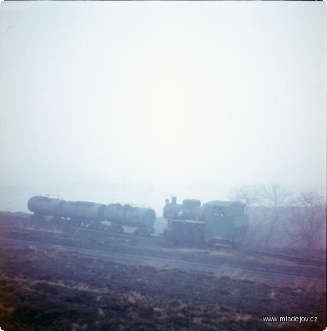 Fotografie Kaly se vozily až na vrchol haldy. Podle pamětníků i satelitních snímků zde dodnes moc zeleného neroste.