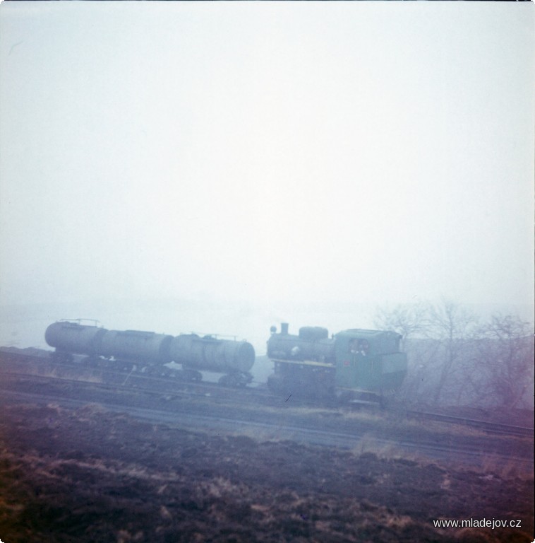 Fotografie Kaly se vozily až na vrchol haldy. Podle pamětníků i satelitních snímků zde dodnes moc zeleného neroste.