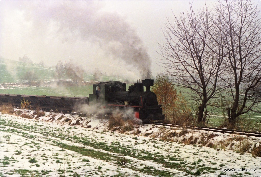 Fotografie „Stav trati je vcelku uspokojivý do km 5,5, kde byla koncem 80. let provedena obnova trati. Úsek od km 5,5 je pak poměrně zchátralý, nicméně prozatím sjízdný“, psal v&nbsp;článku o&nbsp;akci – tehdy ještě papírový – magazín K-Report.