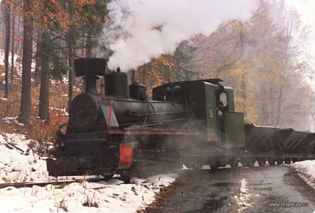 Fotografie Nákladní fotovlak kříží silnici III/36823 na přejezdu v&nbsp;traťovém km 4,74.