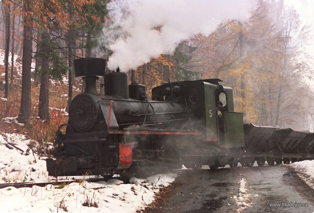 Fotografie Nákladní fotovlak kříží silnici III/36823 na přejezdu v&nbsp;traťovém km 4,74.