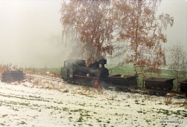 Fotografie Esíčko pod Vekslem na zpáteční cestě. „Velkou neznámou je budoucnost dráhy. Jak známo, pece a doly na Hřebči již nepracují, stejně jako pece v&nbsp;Mladějově,“ citujeme ještě jednou Václava Haase z&nbsp;SPKD z&nbsp;K-Reportu 7/1995.