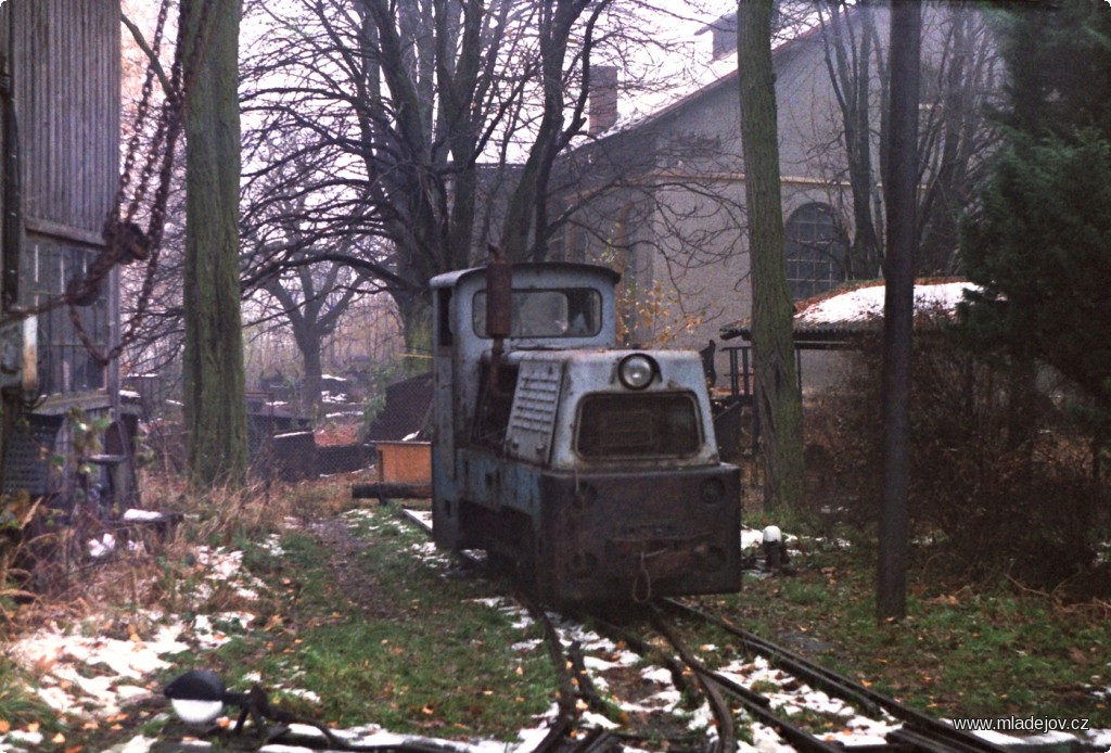 Fotografie A jedna motorová fotografie na závěr – lokomotiva BN-60 H před výtopnou v&nbsp;Mladějově.