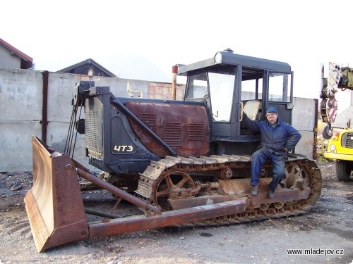 Fotografie Do stavební expozice jsme získali další exponát, pásový traktor S-100.
