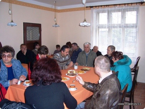 Fotografie Posezení v&nbsp;nově vybudovaném občerstvení bylo v&nbsp;sychravém počasí příjemné.