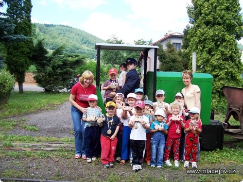 Fotografie A ještě skupinové foto spokojených dětí
