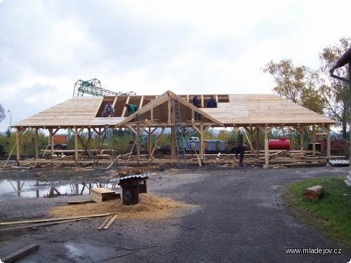 Fotografie Nově budovaná čekárna bude ještě do zimy pod střechou
