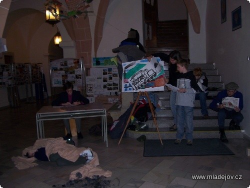 Fotografie Žáci sehráli scénku pojednávající o&nbsp;začátcích těžby žáruvzdorných jílů a uhlí nad Mladějovem.
