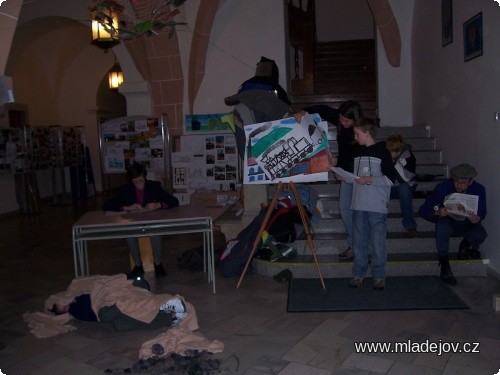 Fotografie Žáci sehráli scénku pojednávající o&nbsp;začátcích těžby žáruvzdorných jílů a uhlí nad Mladějovem.
