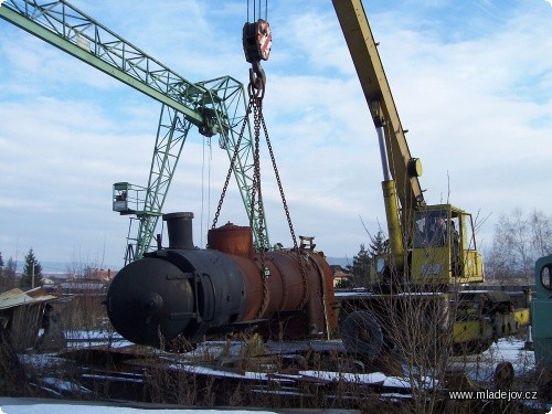 Fotografie Práce pokračují i na renovaci parní lokomotivy BS 80, na snímku je nakládka kotle při převozu do dílny
