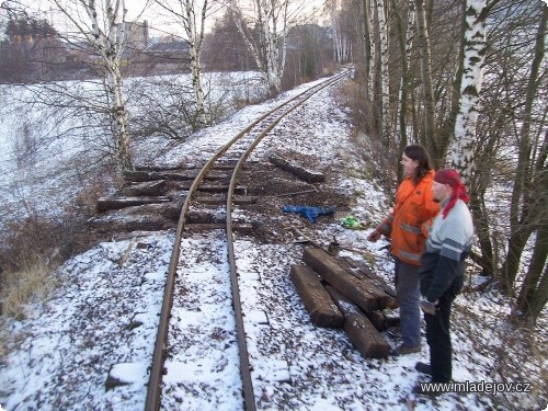 Fotografie Skalda s&nbsp;Martinem při výměně pražců v&nbsp;oblouku
