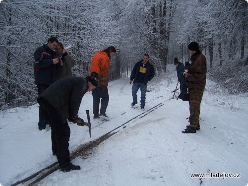 Fotografie Občas bylo nutno vzít do ruky nářadí a vyčistit přejezdy
