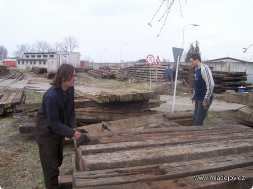 Fotografie Zdeněk a Petr vybírají použité pražce pro naši trať v&nbsp;Brodku u&nbsp;Přerova.
