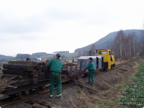 Fotografie Chlapi z&nbsp;Handlové při práci.
