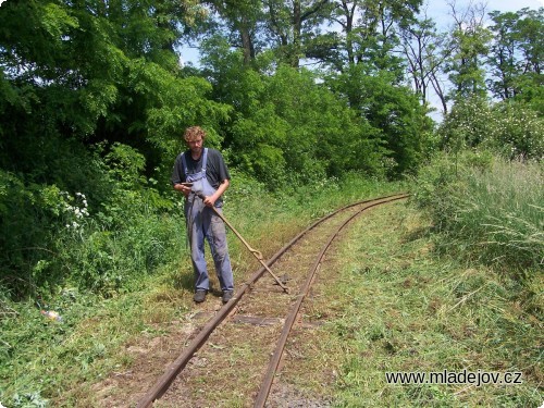 Fotografie I trať si žádá své - Petr při její údržbě