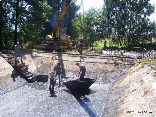 Fotografie Těsně před dokončením po 3 týdnech usilovné práce, pomoci musela i technika
