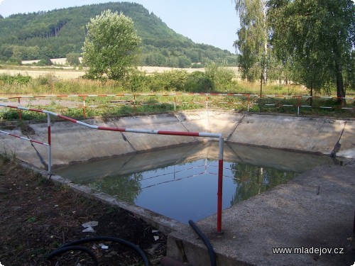 Fotografie Požární nádrž byla využívána ke koupání především v&nbsp;podvečer bitvy
