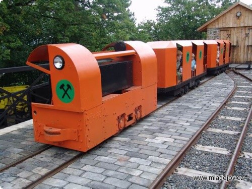 Fotografie A tohle je již chlouba místního muzea, hornický vláček vozící lidi zatím jen pár set metrů k&nbsp;portálu Ševčinské štoly. Ale je plánováno prodloužení.
