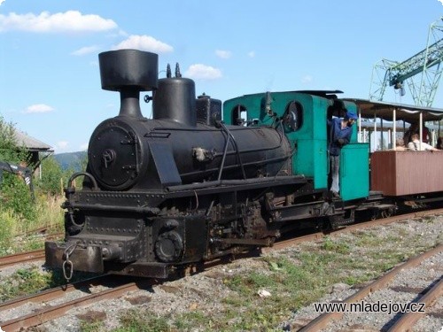 Fotografie 9:35. První ranní vlak je připraven k&nbsp;odjezdu. Ještě hvizd, zdvižení výpravky a můžeme jet.
