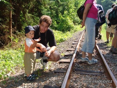 Fotografie … a velcí i malí se nestačí vynadívat. „Tatííí, ja chci taky mašinkůůů.“
