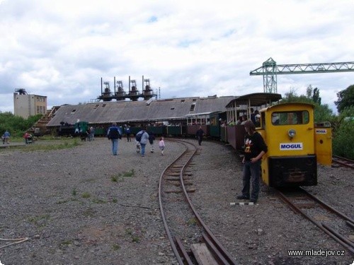 Fotografie Tak, a takhle vypadá naše „těžkotonáž“. Nejdelší vlak za sezónu: 7.7.2007, 9 vozů, přes 160 lidí, pro jistotu i postrk.
