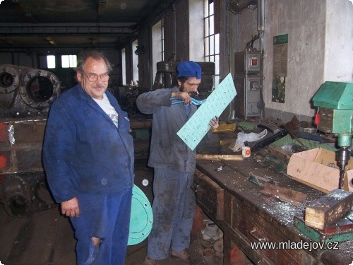 Fotografie Zdeněk s&nbsp;Danem při práci na rámu lokomotivy.
