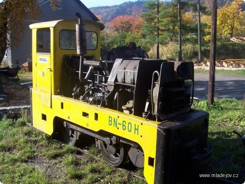 Fotografie Vzácný pohled na motorovou lokomotivu bez kapotáže
